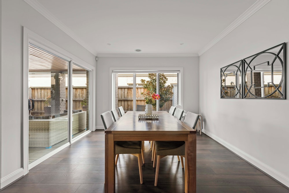 StayAU Contemporary 5BRM Families Home Point Cook