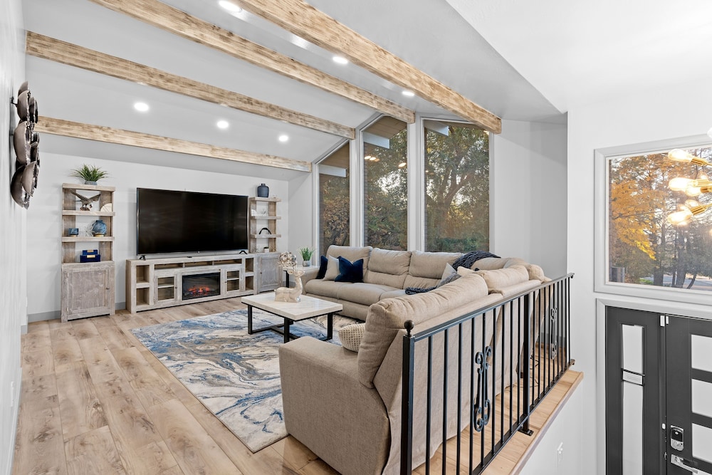 Ski Lover's Paradise: 7br Villa Near Top Resorts 7 Bedroom Home by RedAwning view 3