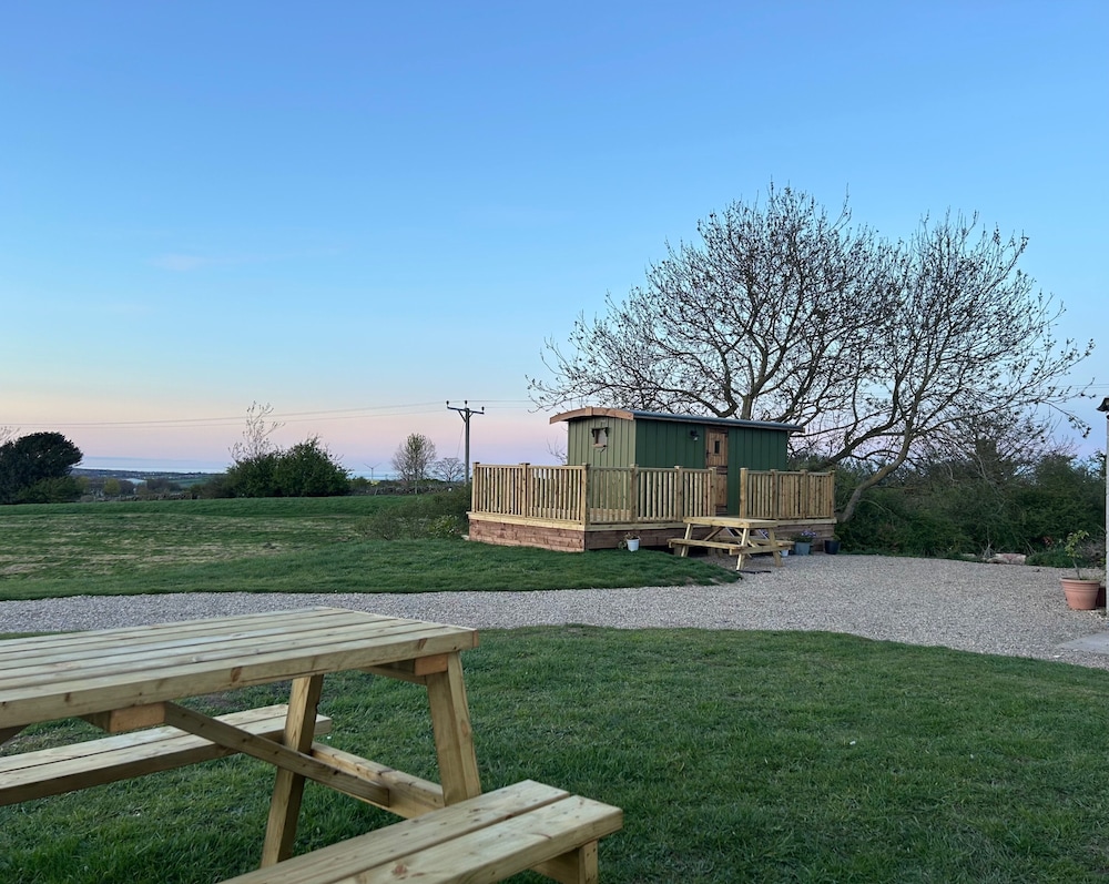 Fernlea Luxury Shepherds Hut - Sleeps 2 & Hot Tub