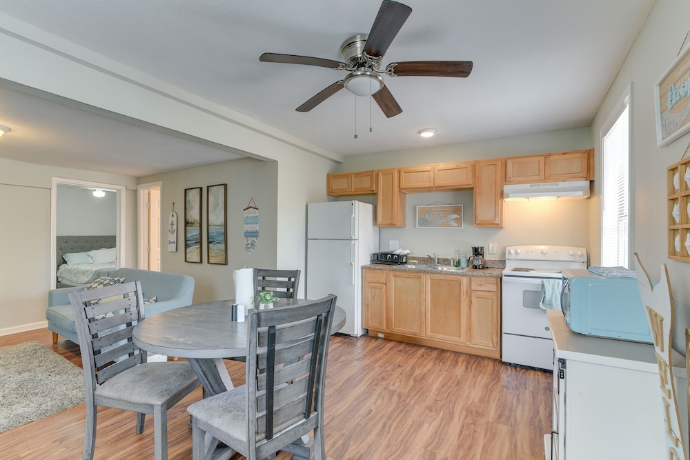 Walk to Beach: Cozy Unit in Galveston!