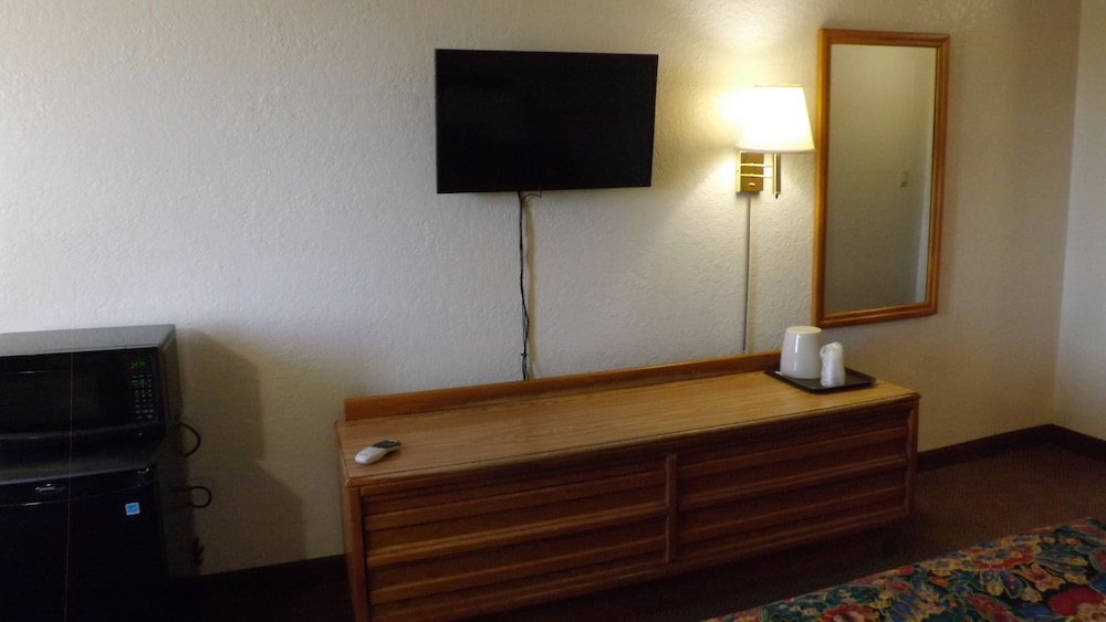 Kansas City Vacations - KCI Lodge - Property Image 3