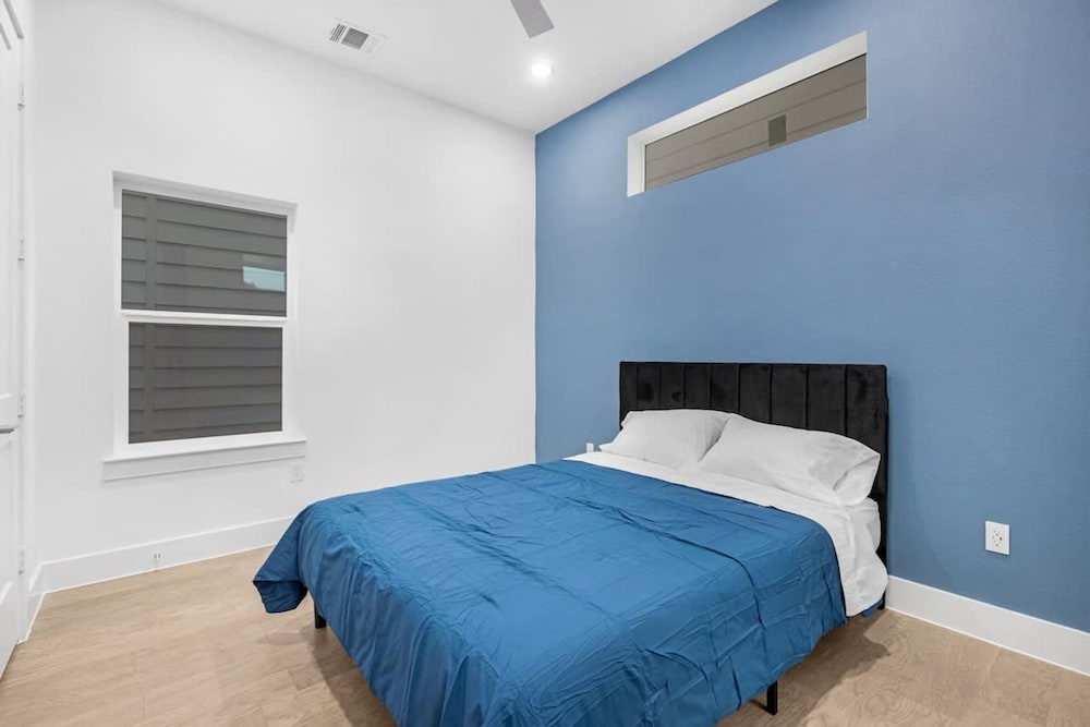 Luxurious 3 Bed3 Bath Near Downtown Houston