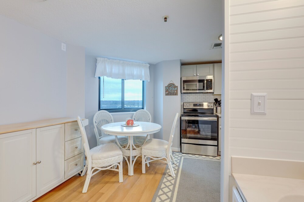 Steps to Sand: Condo w/ Pools in Myrtle Beach