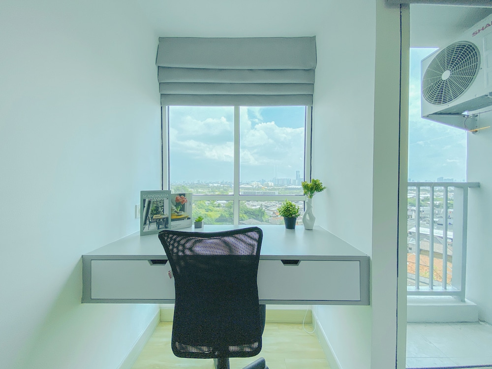 Warm Studio At Tifolia Apartment