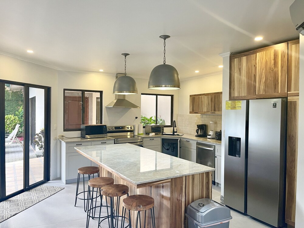 Villa Arenas: Private Pool & Easy Beach Access in Jaco by RedAwning