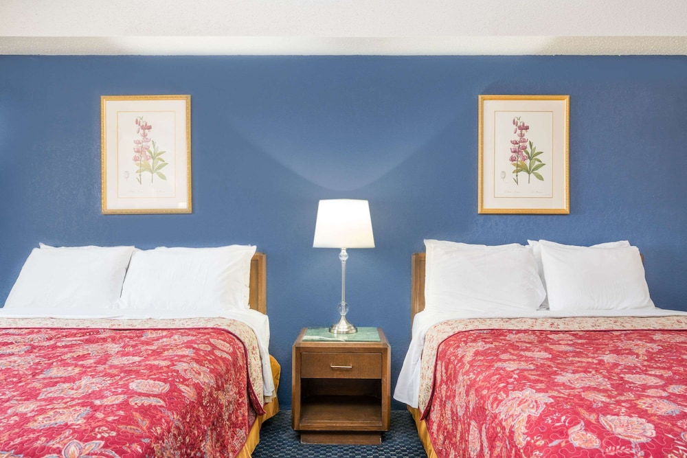 Knights Inn Litchfield view 5