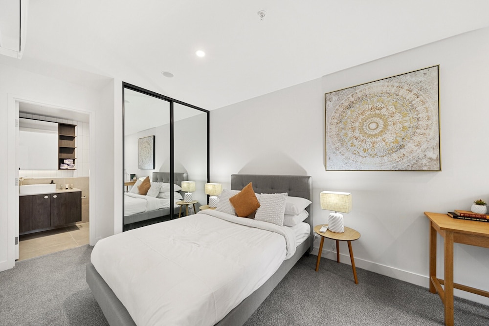 Phillip 2-bed: Chic Interiors, Amazing Amenities