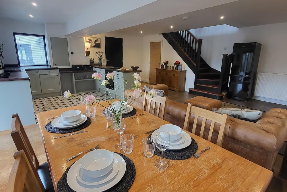 3 Bed House - Sea Views, Balcony, Parking, Pets