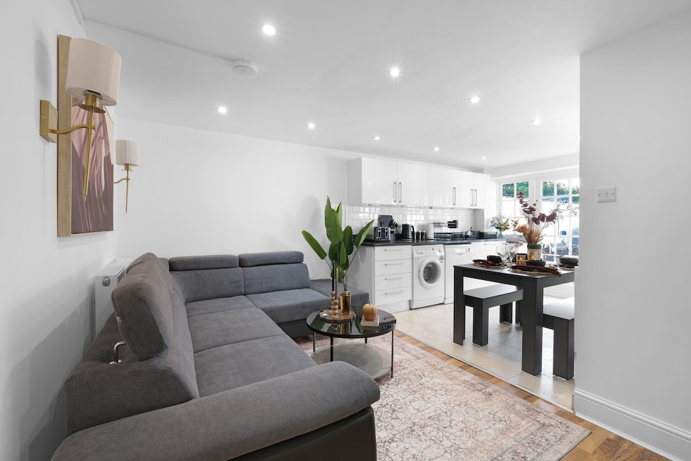 Luxury 3BR 2BA with Hot Tub and Garden