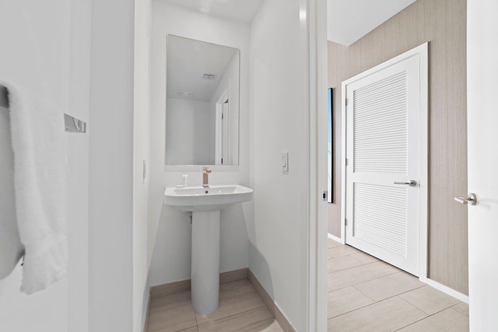 2BR Ocean Penthouse: Private Terrace & Hot Tub - Image 3