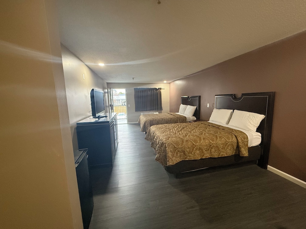 Magnolia Bay Hotel & Suites
