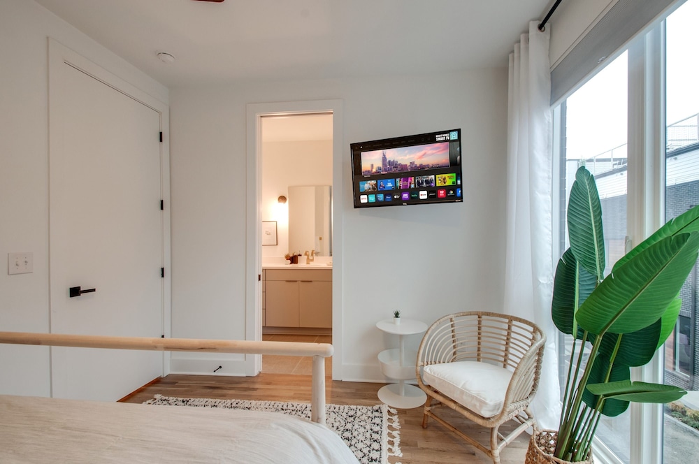 Rooftop DT City Views - Bluebird Karaoke - 14 Beds