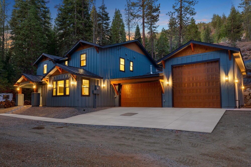 Luxury Retreat Home w Hot Tub - Property Image 27