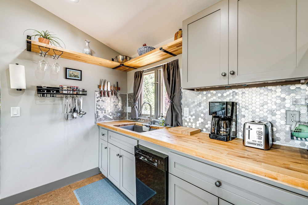 11 Mi to Snowbird Resort: Mtn-view Apt w/ Hot Tub