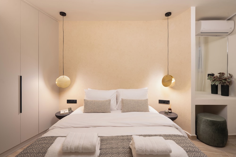 Cozy & Chic Stay Near Metro Station