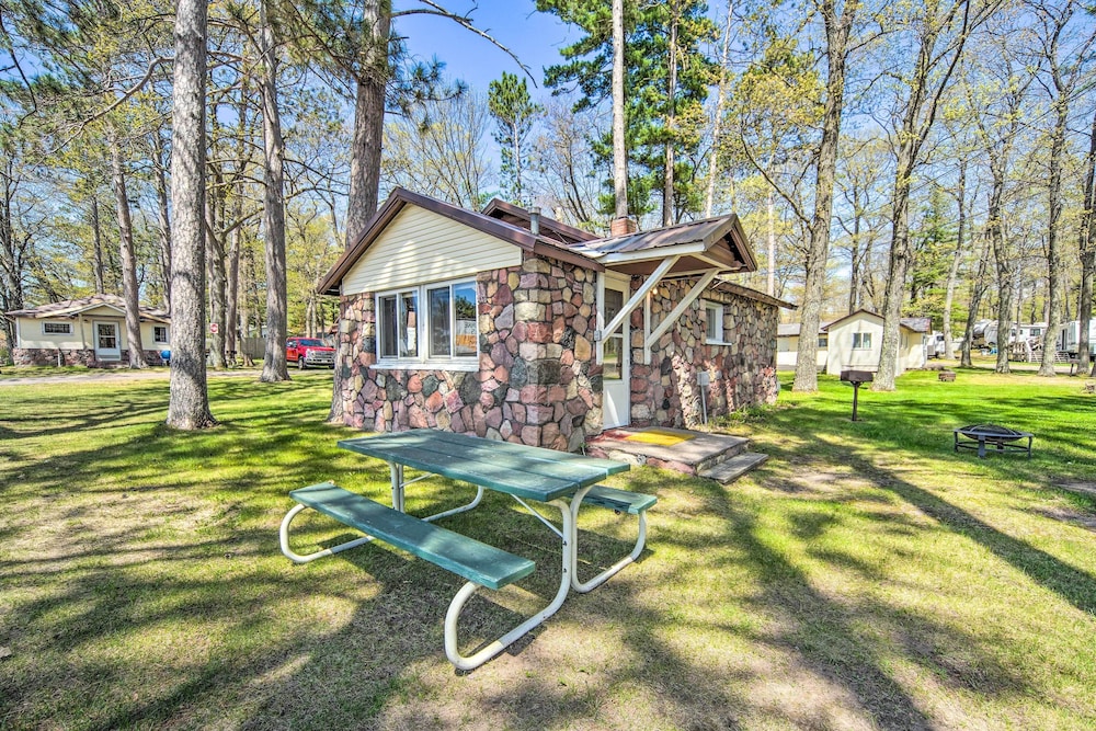 Convenient Cabin w/ Access to 3 Boat Docks! view 5