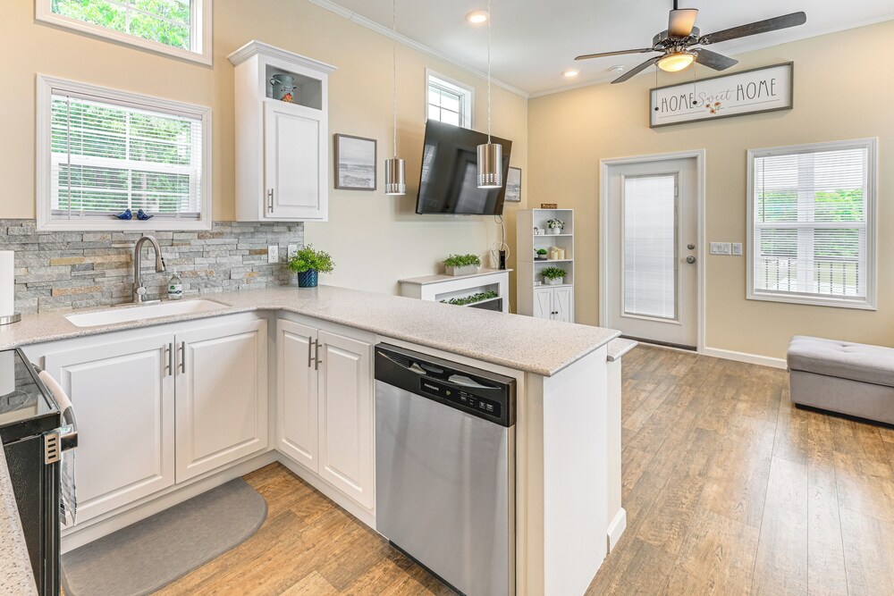 Work Close to Home at This Lake-view Retreat