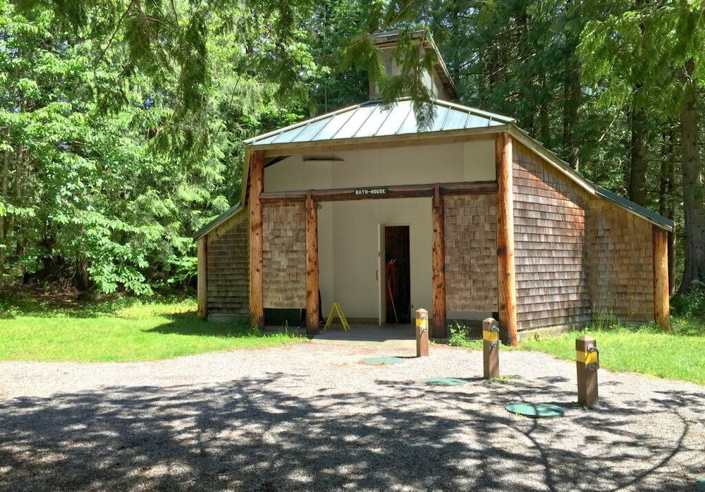 83mf - Lakeside - Hot Tub - Bbq - Dock - Sleeps 4 2 Bedroom Home by RedAwning