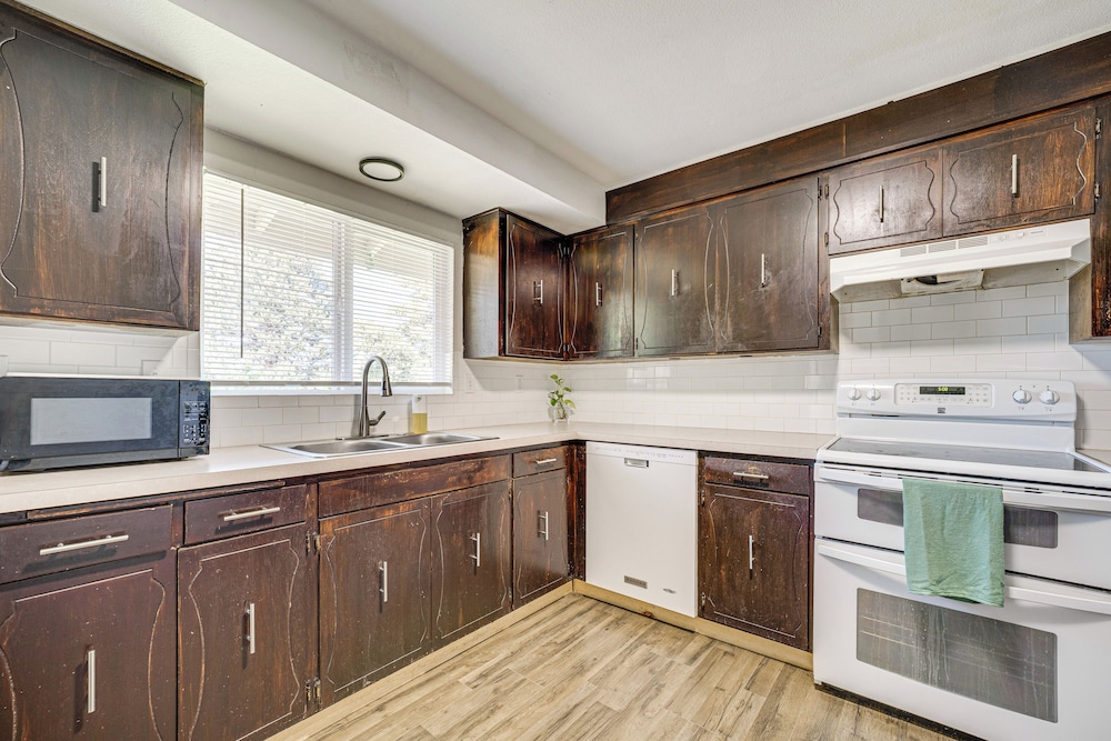 Cozy Apt w/ Private Deck, 2 Mi to Toyota Center!