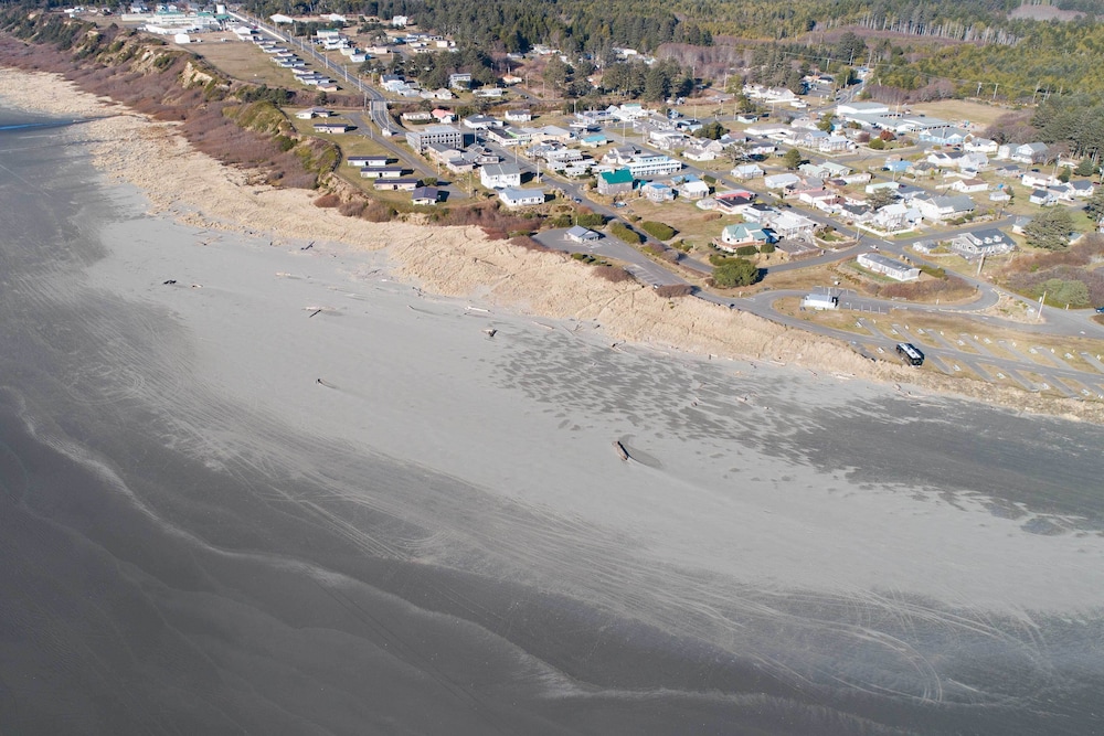 Chic 'summer House Cottage' Walk to Ocean! view 4