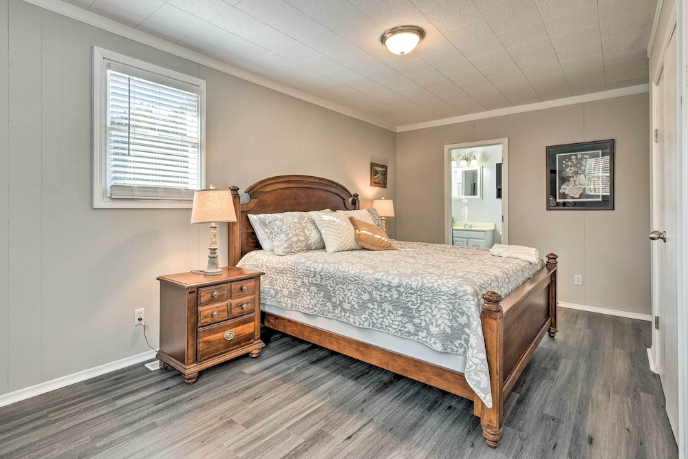 Charming Yadkin Valley Cottage w/ Deck & Yard view 2