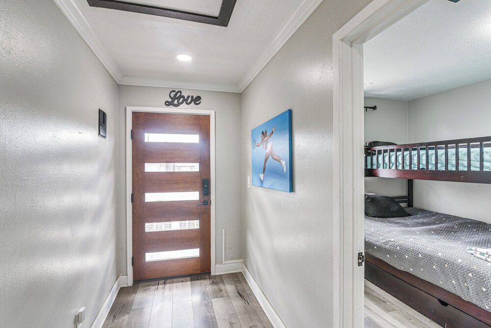 Walkable Apt 2 Mi to Dtwn: Houston Retreat!