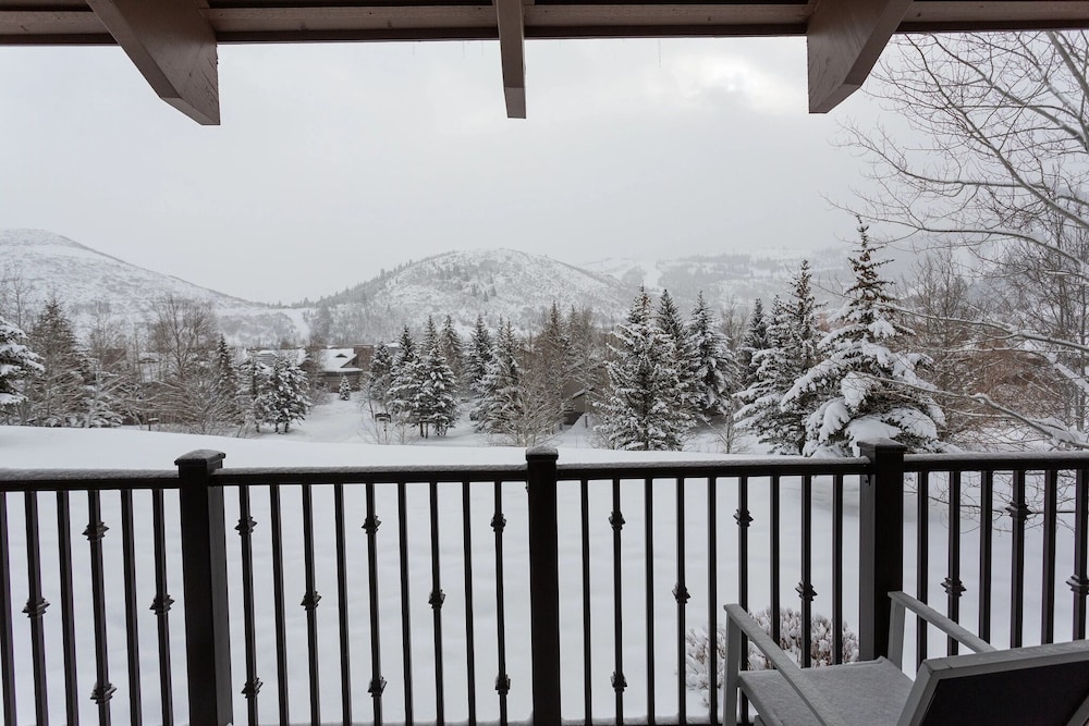 Pinnacle at Deer Valley Resort - Four Bedroom Condo with Hot Tub #1470 4 Condo