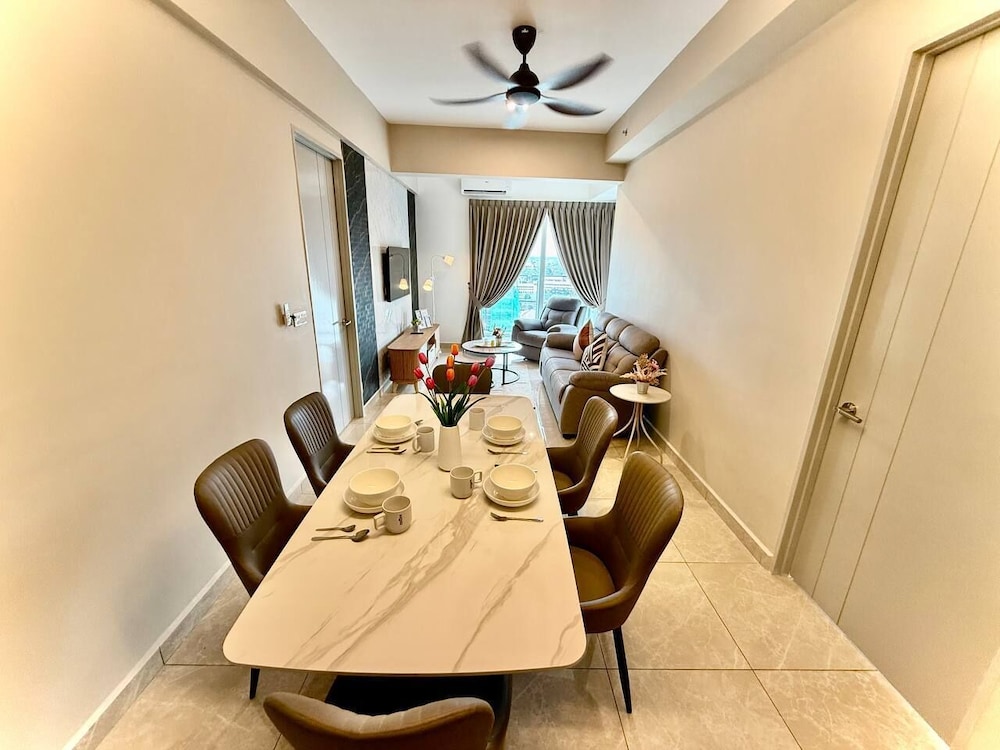 ICC Luxury Suites By Grab A Stay