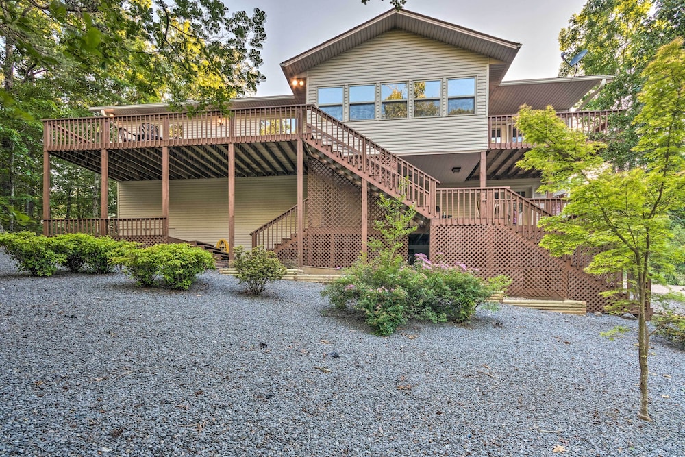 Hotel Cozy Pet-friendly Hot Springs Village Apt w/ Deck - Image 1