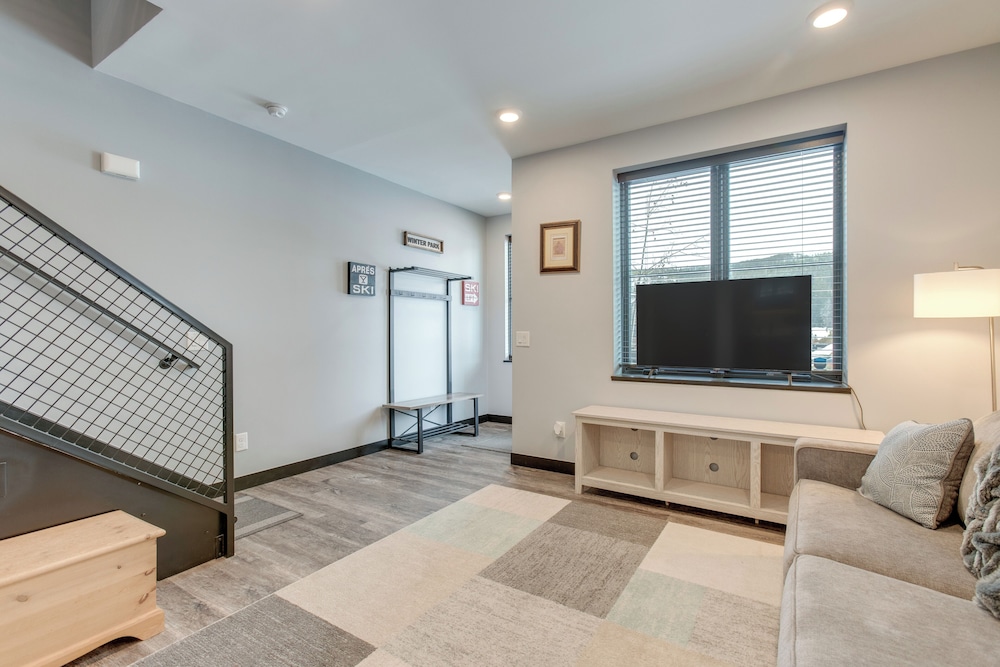 Rooftop Hot Tub + Views: Townhome in Winter Park