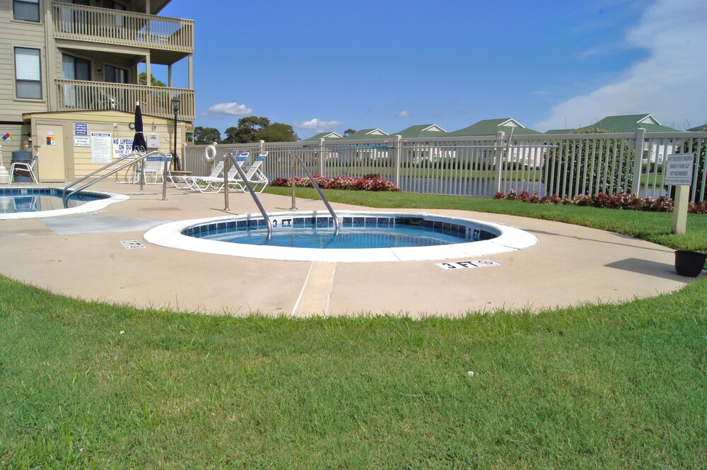 Tilghman Lakes H1 3 Bedroom Condo by RedAwning