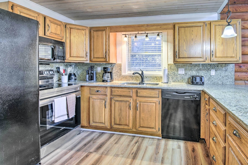 Pet-friendly Gatlinburg Cabin w/ Hot Tub!