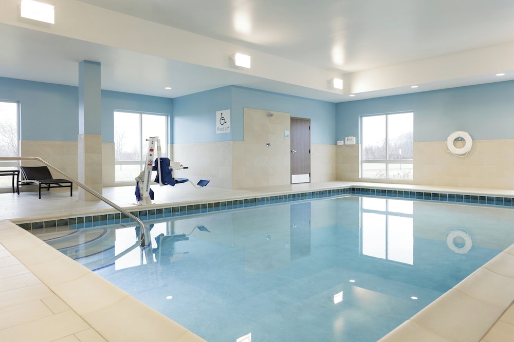 Holiday Inn Express & Suites Clarksville North by IHG