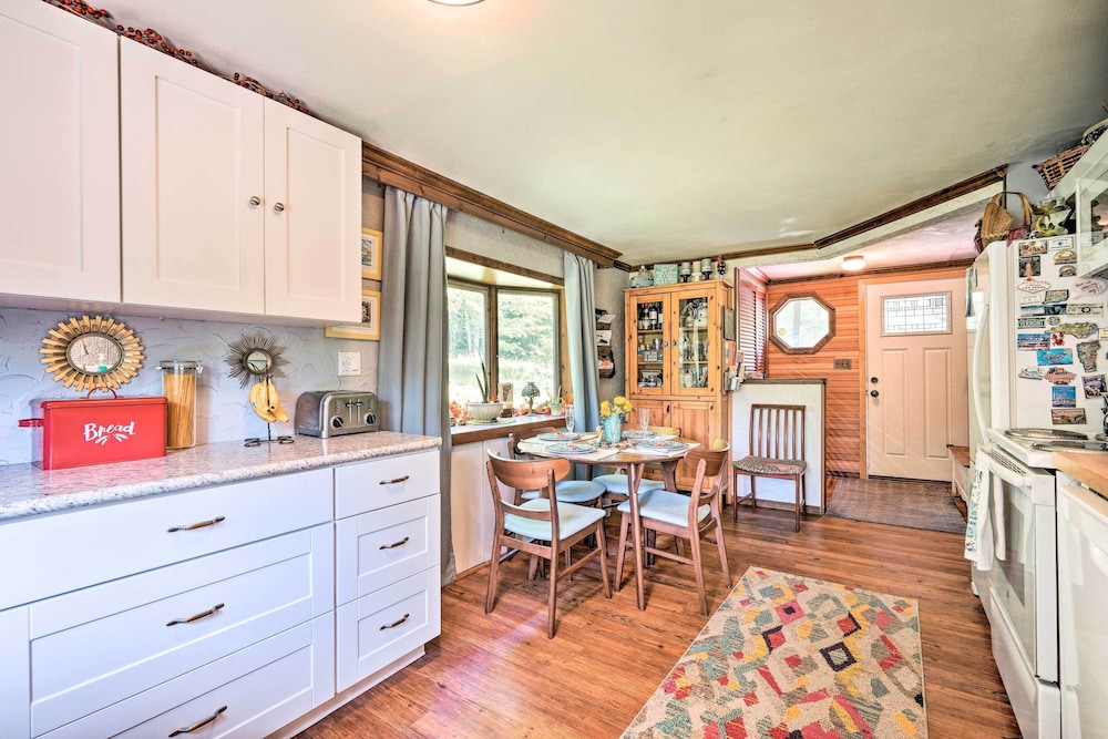 Vibrant Putney Cabin w/ Fire Pit: Hike & Ski!
