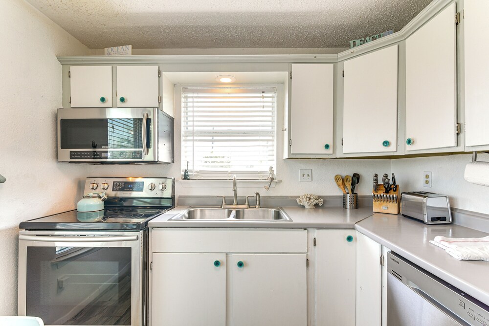 Walk to Beach: Galveston Family Getaway w/ Patio