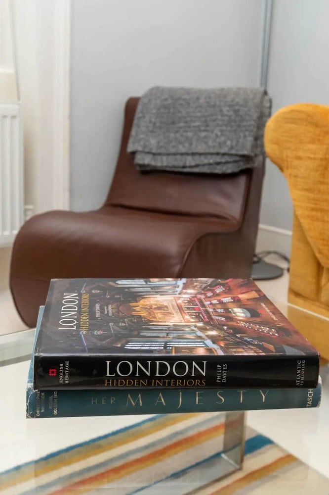 2 Bedroom 2 Bathroom Victorian Maisonette in Barbican