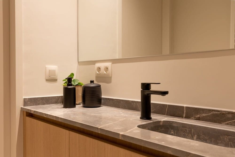 Stunning Apartment on top Location With Parking