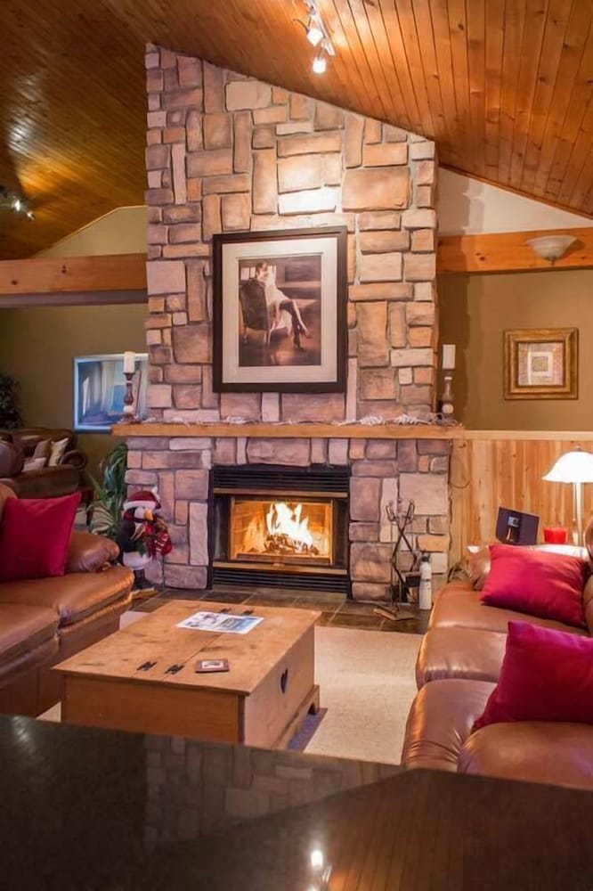 7 Bed Blue Mountain Chalet with Hot Tub 35R-2