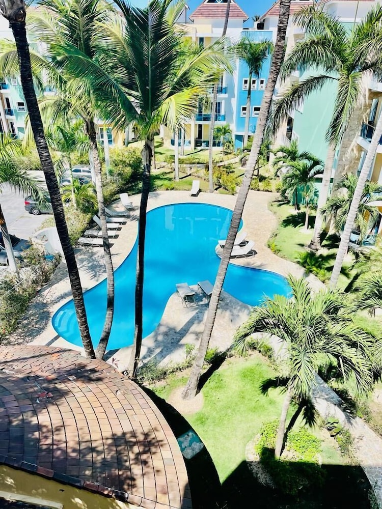 2 Minutes Walk to Beach Huge 3 bdrm Condo with Pool