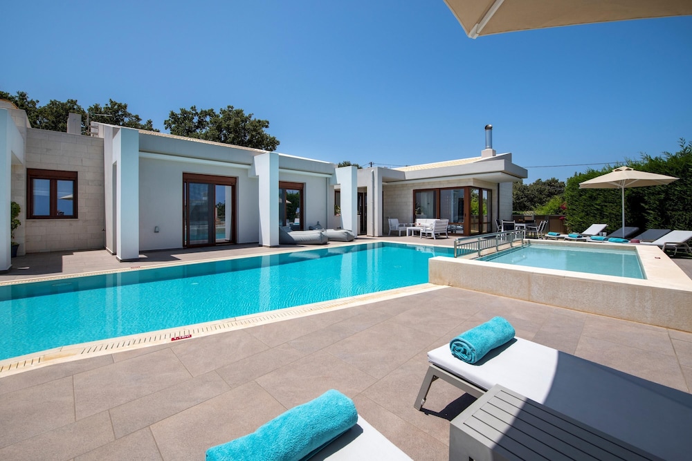 Oak Tree Villa Red in Rethimno view 4