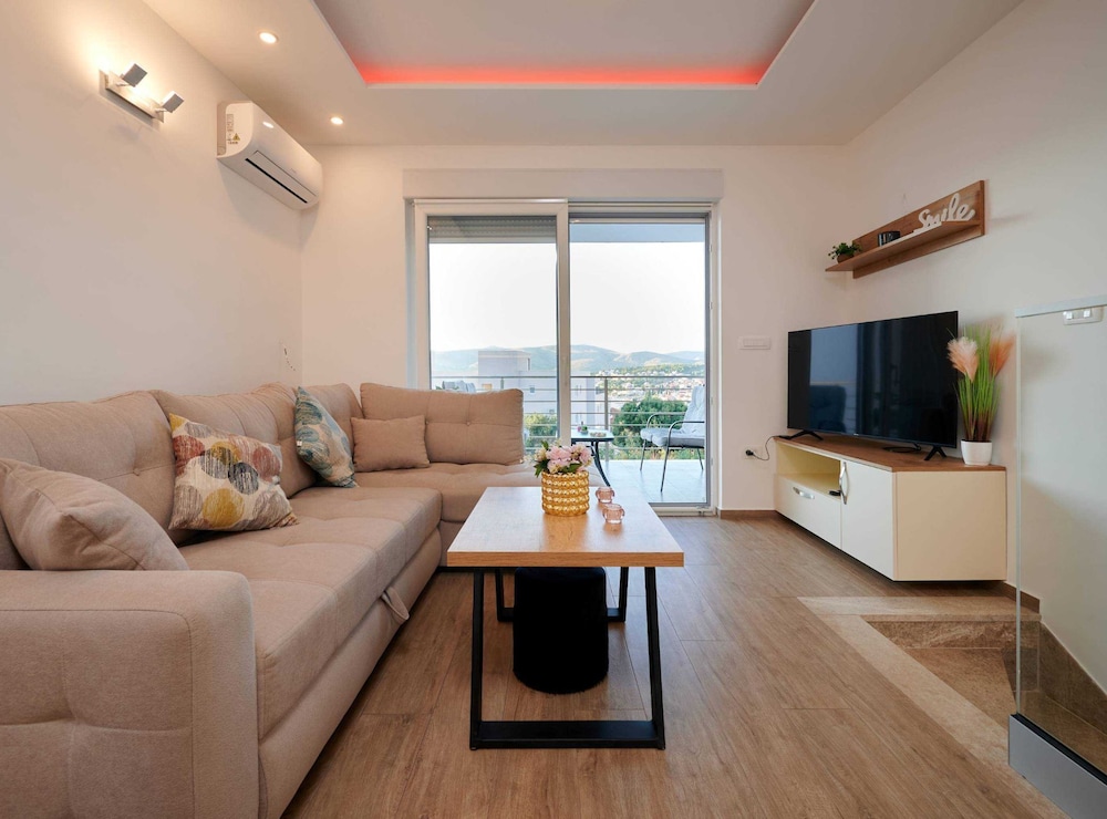 Exclusive Okrug Gornji Apartment With Shared Pool