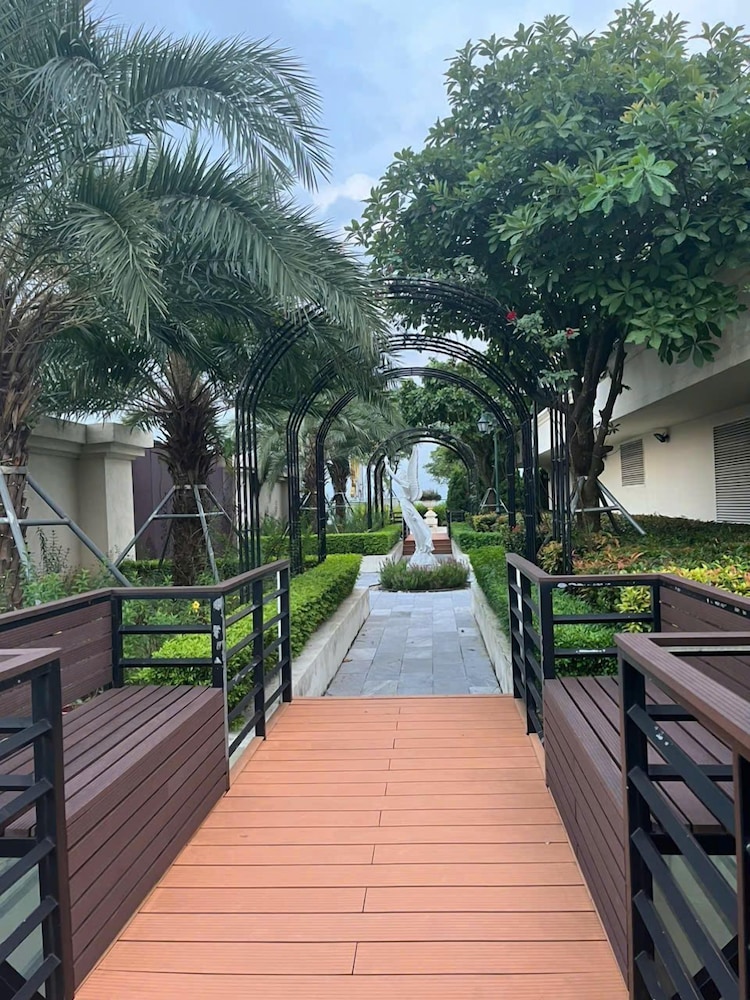D El Dorado Westlake Luxury Apartments