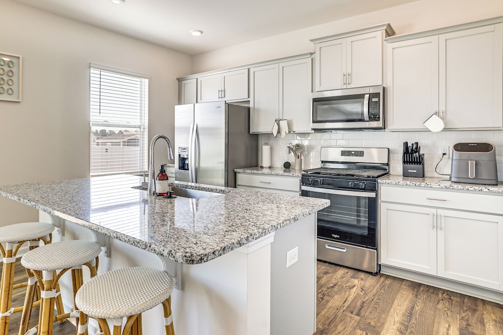 Pool Access, 2 Mi to Main St: Fountain Inn Home!