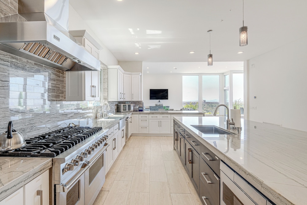 Pool & Coastline Views: Luxe La Jolla Home