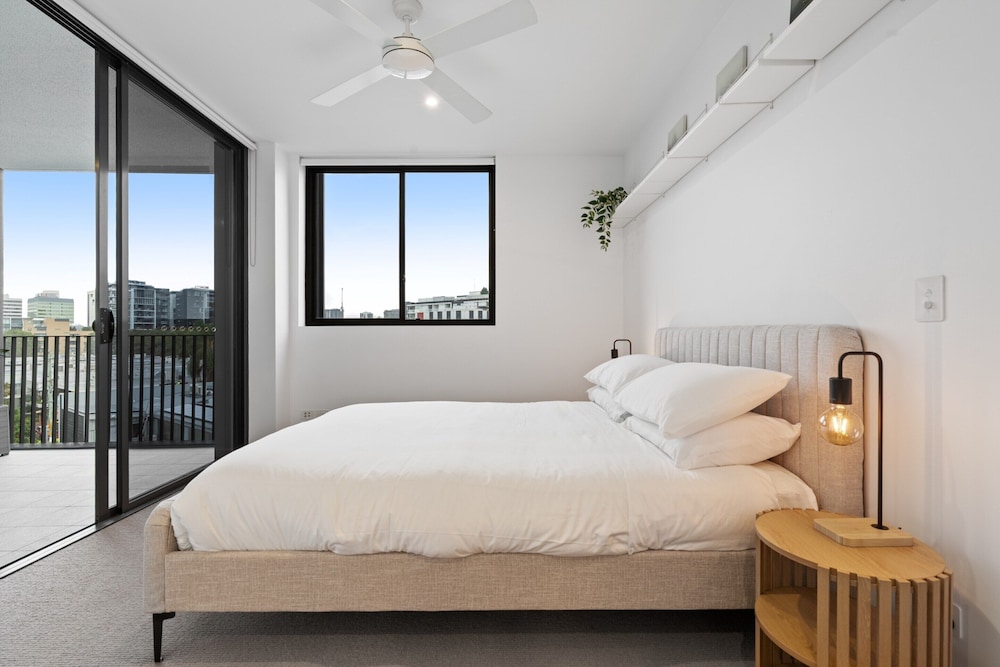 Spacious West End Apartment With Pool & BBQ Access