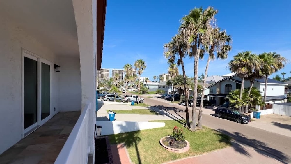 Fun Retro Island Vibe Sleeps 17 Beach 1 Block 4 Bedroom Home