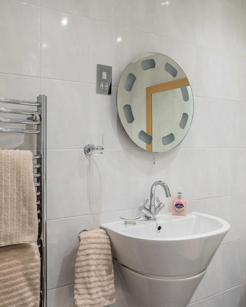 Specious Family Kensington 5-bed House, Sleeps 12