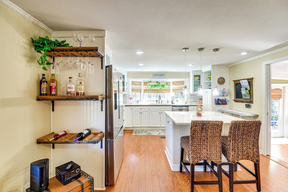 < 1 Mi to Boat Ramp: Canal-front Retreat in Astor!