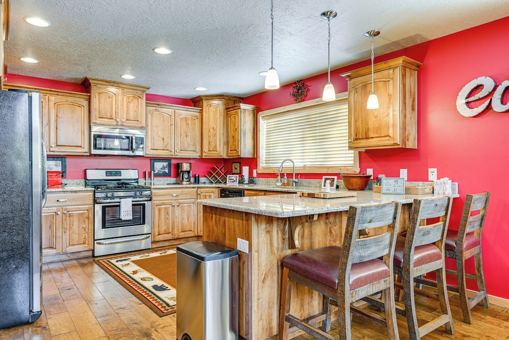 < 1 Mi to Brian Head Resort: Spacious Cabin!