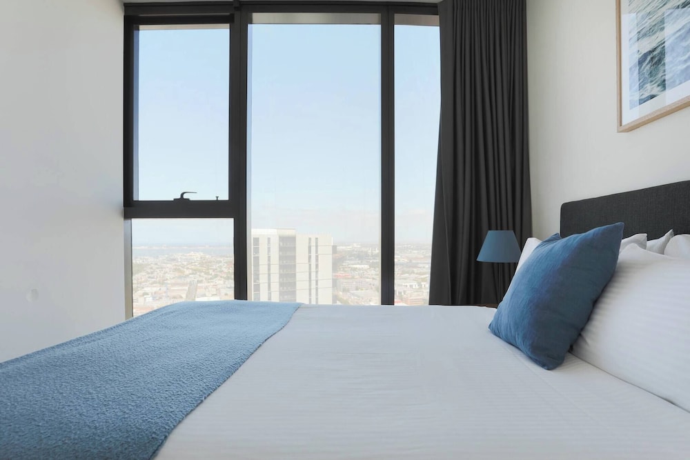 Southbank 2BR High City Views Enjoy Wine, Gym, Pool, Wifi